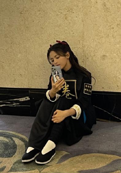 杨幂|杨幂做客开心麻花团综,亲自送上定制横幅,沈腾一句话笑翻众人!