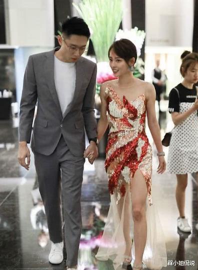 槑小姐侃说|张嘉倪真有眼光，穿亮片短裙惹眼却不俗，腰细腿长又给买超长脸了