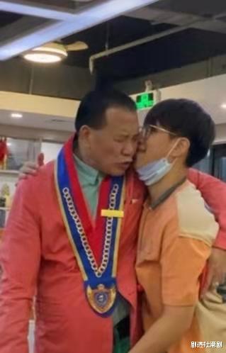 万梓良|温馨！64岁万梓良为18岁儿子庆生，感触落泪：你是我唯一的儿子