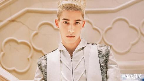 真正的日落 米卡误以为营业就是工作的意思，逗笑一众网友，可他上一次的误会却让人心疼