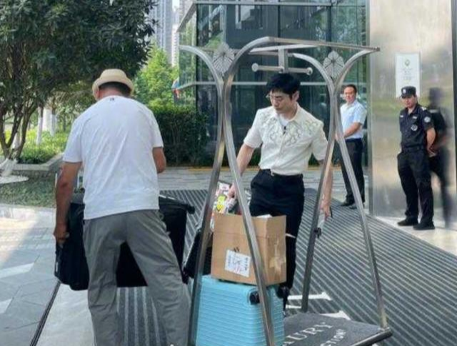 黄晓明|黄晓明为baby做红烧肉,儿子小海绵餐具抢镜:10寸ipad不离手