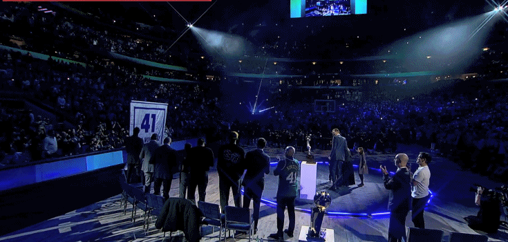 諾維斯基|諾維斯基41號球衣退役儀式，庫班贈送特制雕像，和家人一起見證