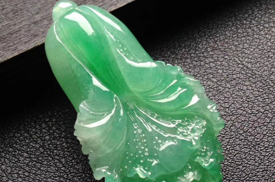 翡翠|佩戴翡翠白菜的注意事项现在知道还来得及！