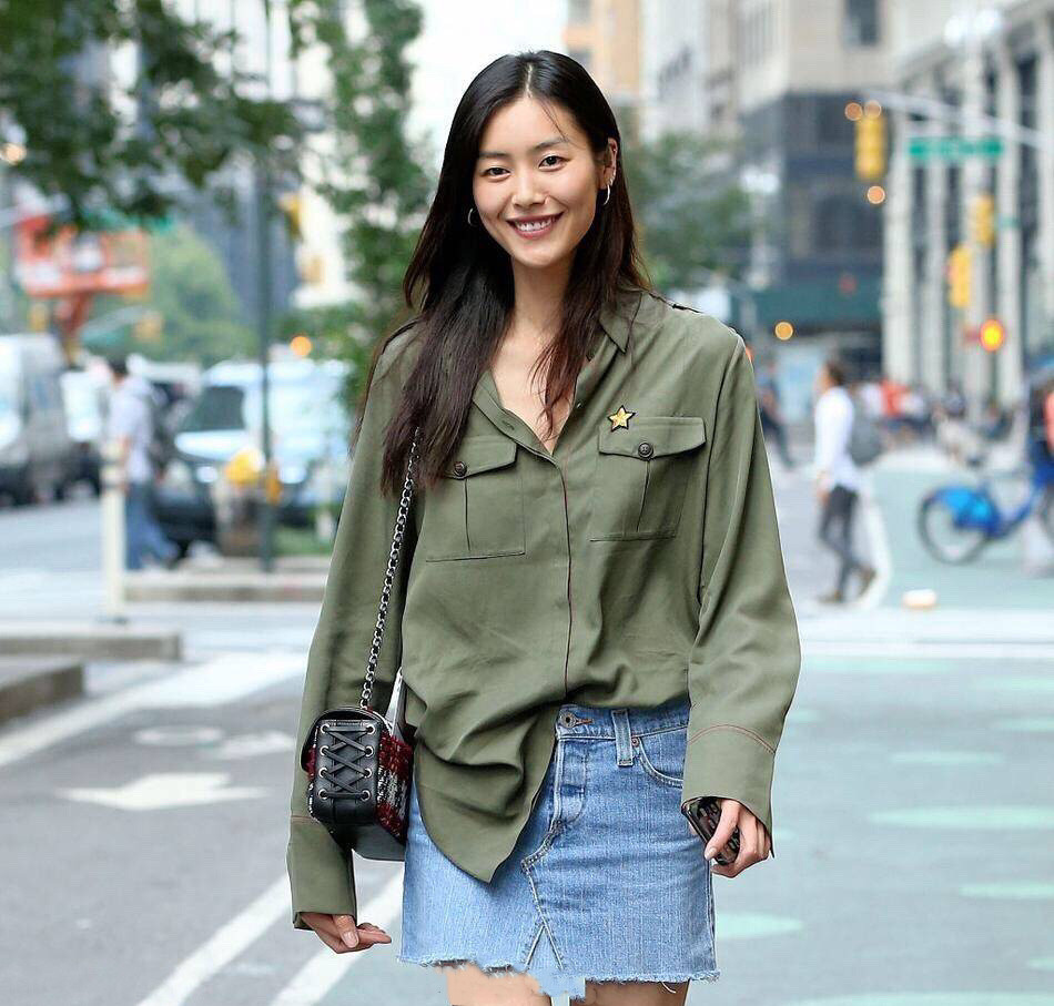 八只爪的猫|刘雯穿牛仔半身裙街拍,配平底鞋长腿也抢镜