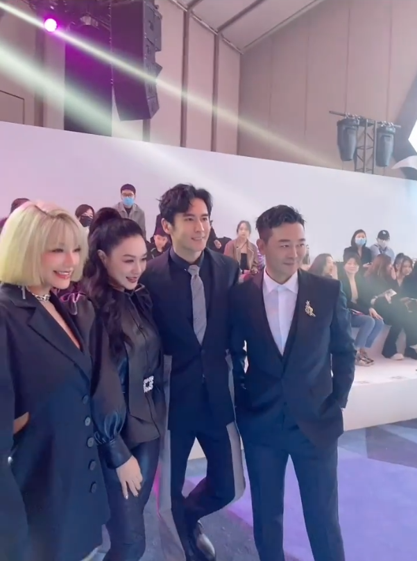 郭碧婷|向华强一家四口现身看秀！向太瘦了不少，向佐紧牵郭碧婷超甜