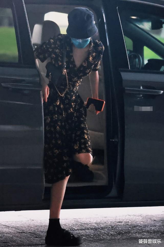 迪丽热巴|迪丽热巴抵杭州曝饭拍照，90花穿碎花裙搭凉鞋，身材好就是任性