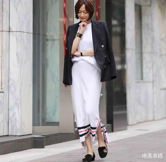 绝美衣搭|凭着一身极简“黑白配”穿搭,52岁的她,为什么赢得体面优雅?