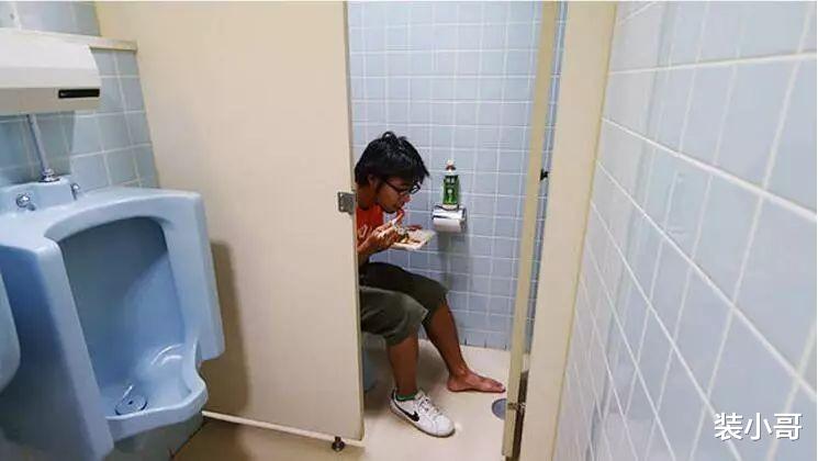为什么外国人敢在卫生间吃饭,而中国的小卫生间就又潮又臭?