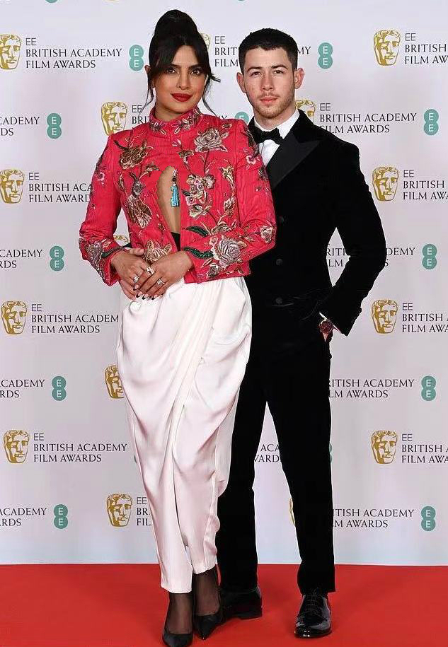 欧美明星|印度巨星也就身材养眼！真空裹短襟真大胆，小10岁鲜肉老公管不住