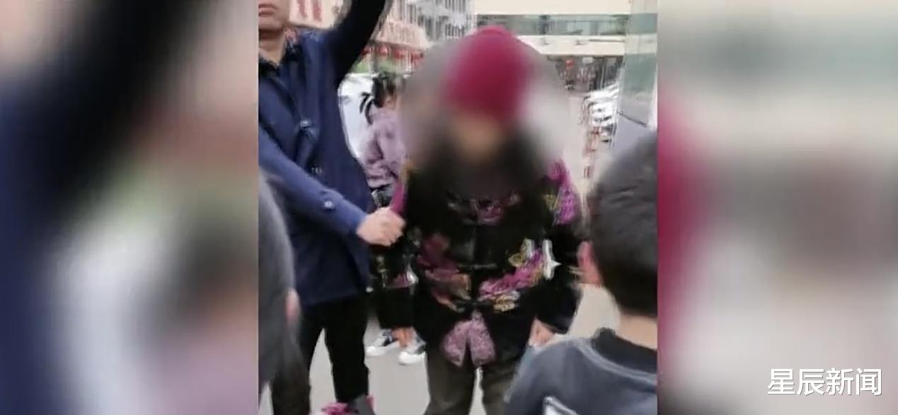 星辰新闻 河南一小学生放学路上遭精神病患者猛扎眼睛，学校：不是我们的责任