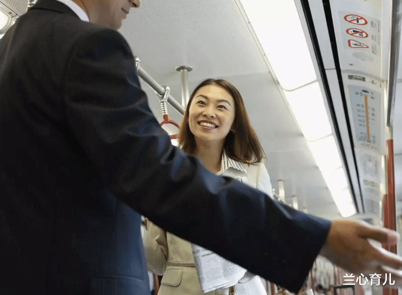 兰心育儿|孕妇坐地铁无人让座,白发爷爷无奈起身,网友:五味杂陈