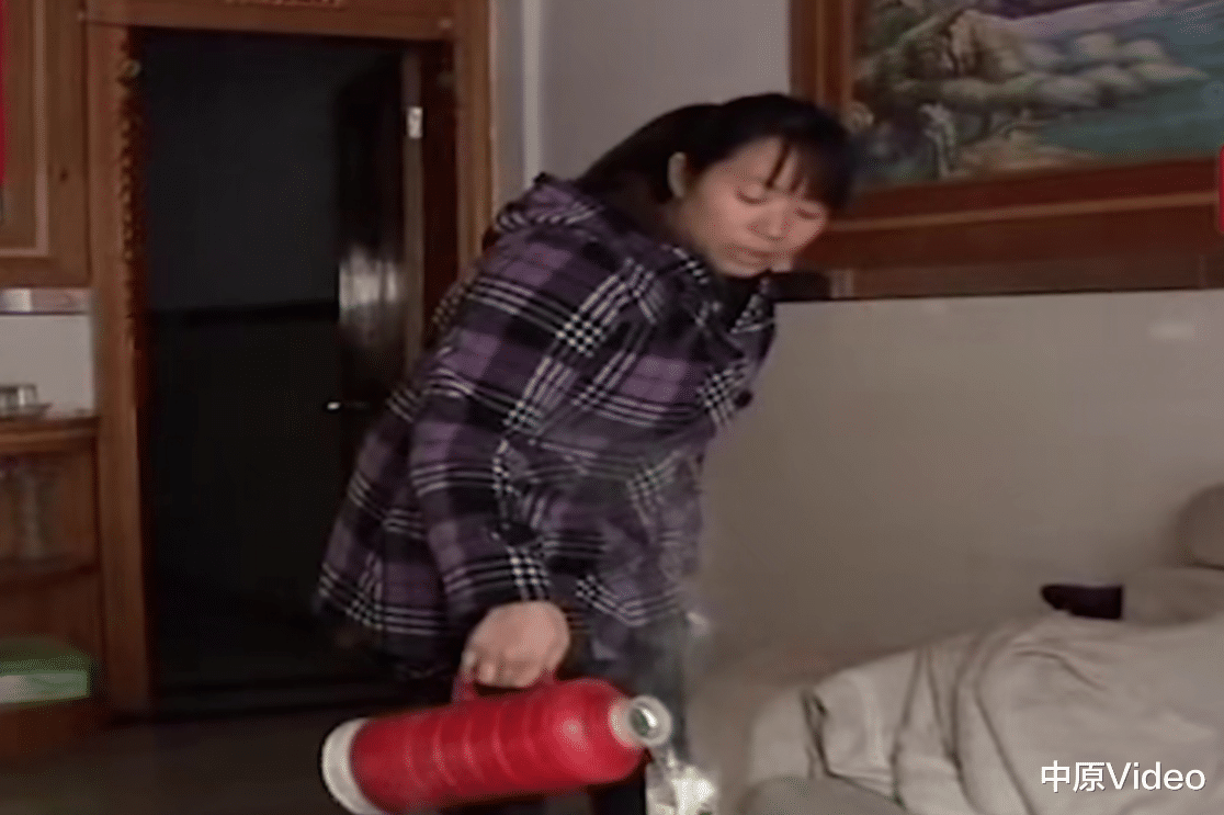 中原Video 足疗店女老板被新员工下药,三人被送医院抢救,女老板:六千元项链和五百元不见了