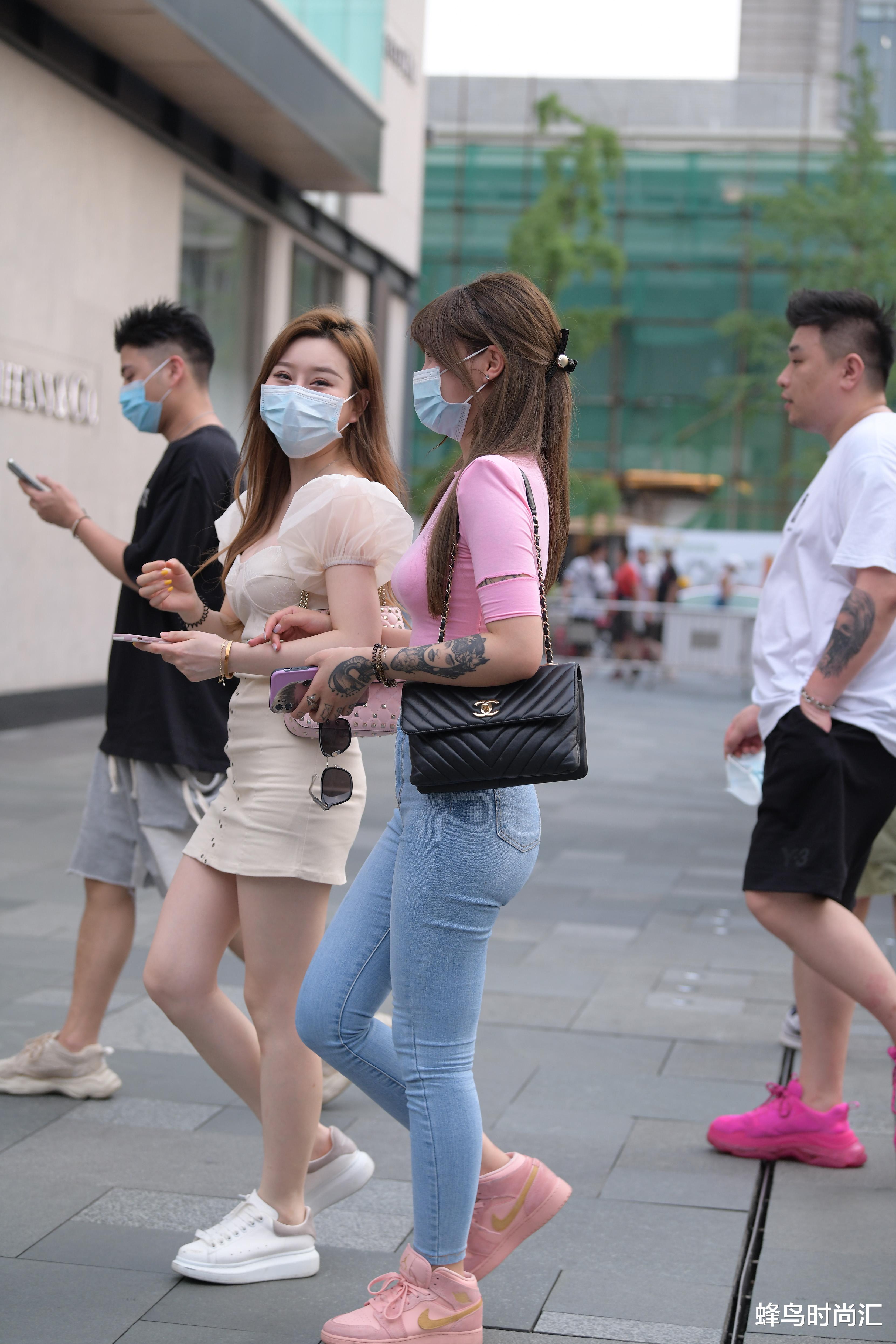 蜂鸟时尚汇|丰腴女神这么穿更惹眼，个性的她也爱简洁款式，路人都会为之心动