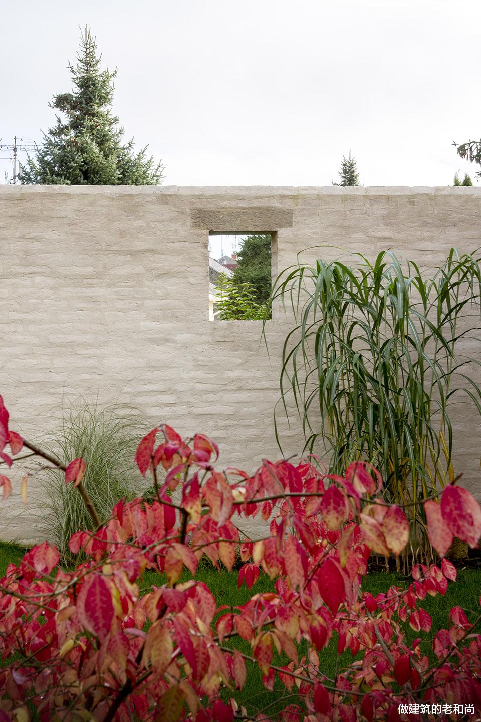 做建筑的老和尚 拆除两层联排住宅后，新建单层花园式住宅，生活空间生机勃勃