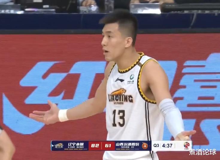 梅西|冲动！郭艾伦连吃2技犯被驱逐，久久不愿离场，杨鸣亲自把他拉走
