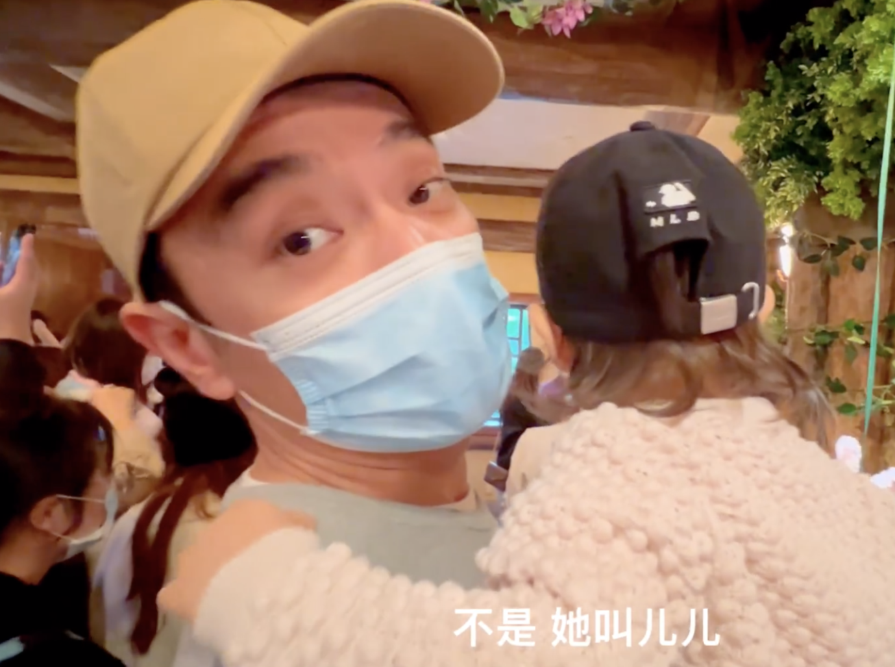 李光洁|李光洁携妻儿打卡迪士尼，把玲娜贝儿说成猫，称达菲熊是猴子太幽默