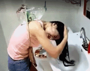 萌控孩|女生绑在脖子上的“黑带子”是啥意思?哈哈哈哈...这到底是什么神操作?