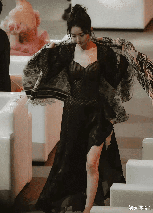 赵丽颖|赵丽颖台下生图火了,体型变化引起热议,网友:更丰腴了