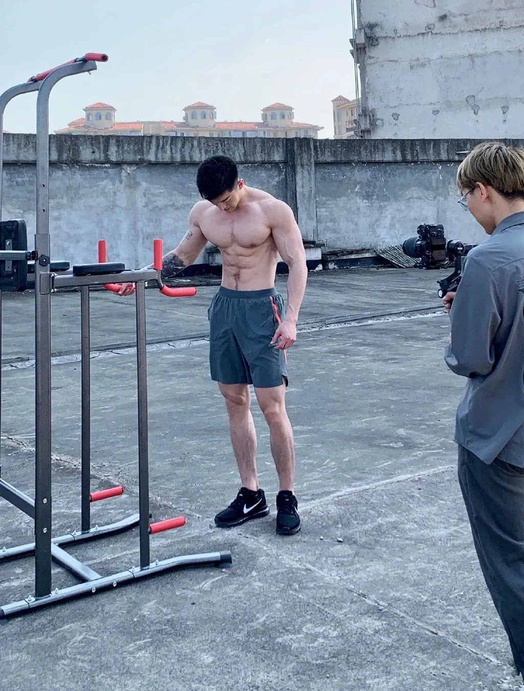 松山芭蕾舞团|酷似林更新的185肌肉私教被抓拍，没想到他的沙滩照更好看