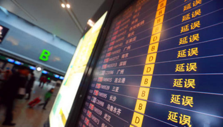 女子利用延误险漏洞,买900多次延误险,牟利300万,犯法吗?
