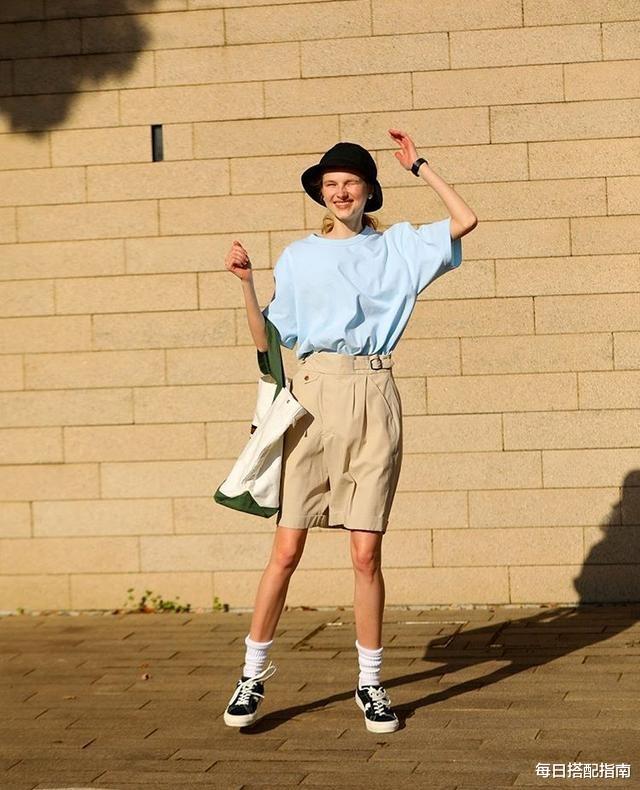 每日搭配指南|T恤别总穿黑白灰了，今夏更流行“糖果色T恤”，时髦减龄还百搭