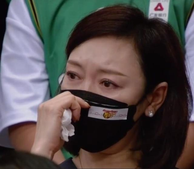 胡明轩|胡明轩高颜值妈妈爆红，球迷：原来小胡这么帅是有理由的