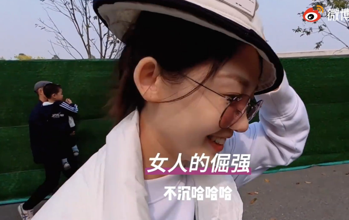 张若昀|苗苗的穿搭方式太有特点，和郑恺一起出门游玩，穿搭随性好温柔