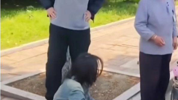 闻窗说事 吵架竟将女友往公交车前推！网友：这也有对象？