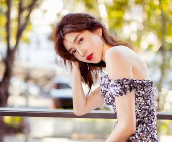 江疏影|江疏影罕见的晒泳装照片，原本以来有惊喜，看到照片后果然是她一贯的作风！