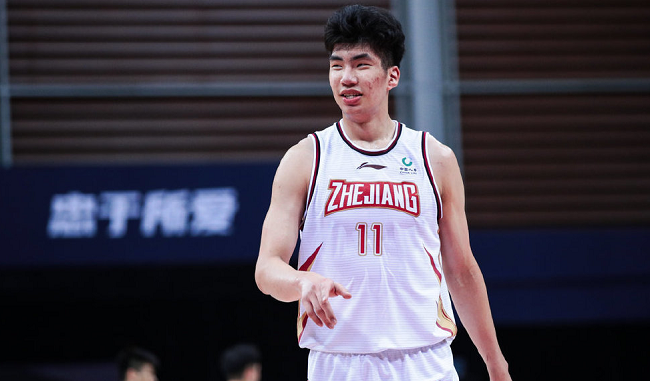 余嘉豪|下一站巨星！18岁高中锋CBA首秀轰25+12，杨毅：和姚明太像了