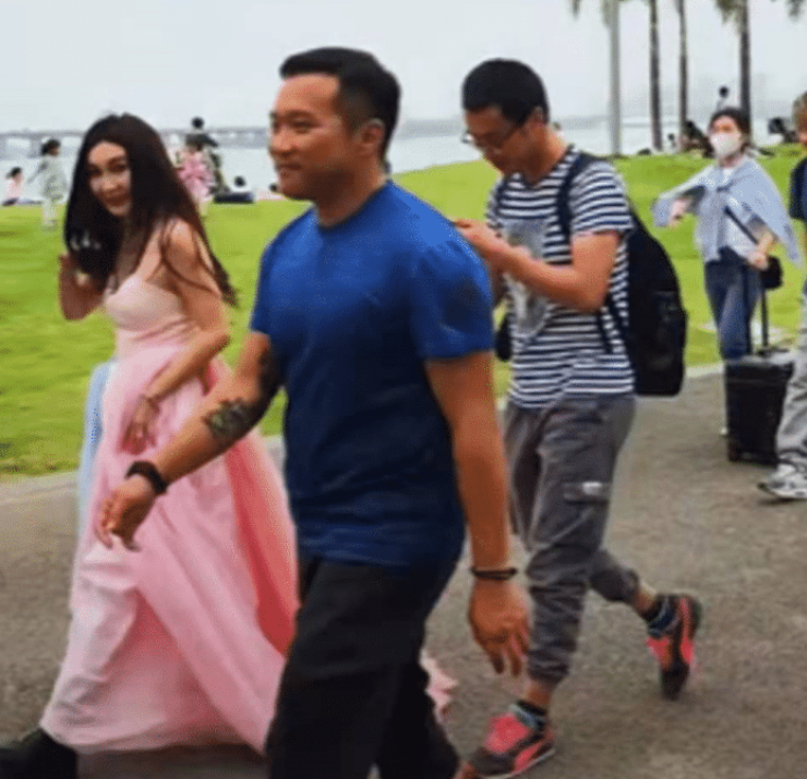 沈梦辰|54岁温碧霞被抓拍后遭网友吐槽，真实颜值曝光，网友：像梅超风！