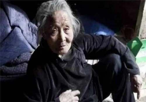 海叔说 江西老人王添彩：每天吃咸菜，生病了不去看，遗产6人清点了3小时