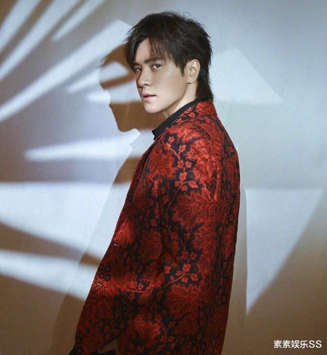 罗志祥|罗志祥陪母亲过中秋，在屋外吃烤肉赏月，母子二人略显孤独