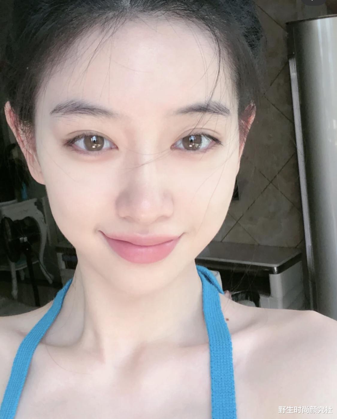 明星素颜 脸上有这几个特征的女生，是典型的“干净脸”，素颜也漂亮
