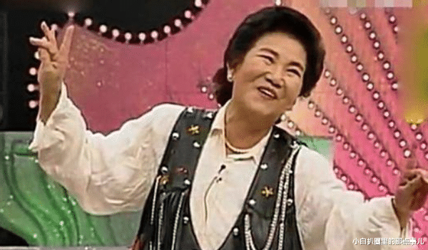 董洁|24年前的小品《打工奇遇》，光顾着看赵丽蓉，端酒丫鬟才是最火的