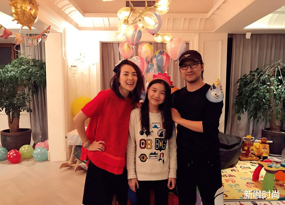 新咖时尚|汪峰大女儿颜值“逆袭”，穿小吊带留披肩发，“女团气质”满分！