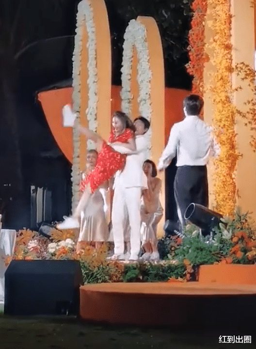 魏晨|魏晨婚礼晚宴现场曝光，新娘穿红裙扭胯热舞，众明星好友上台狂欢