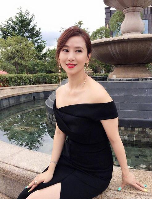 辛芷蕾|50岁翁虹近照曝光，曾被父母逼婚，再婚嫁普通小丈夫终获幸福