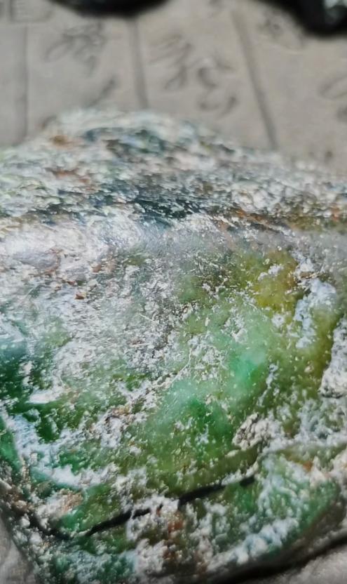 翡翠|翡翠原石的“蜡皮壳”，不得不知道的秘密！