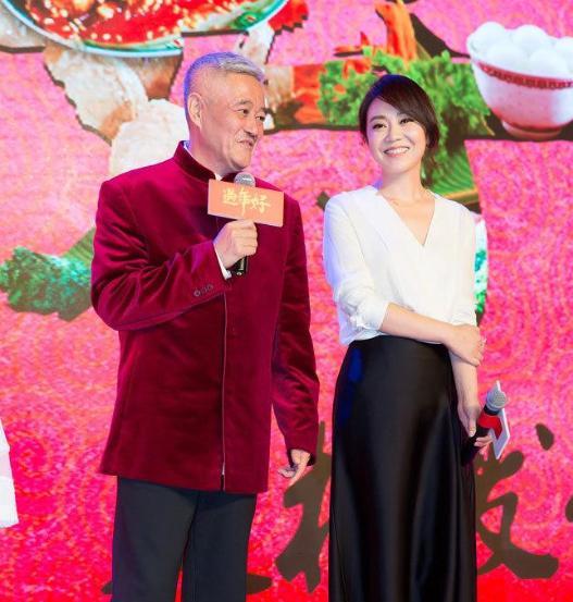 闫妮|闫妮不再沉默，终于承认和赵本山的关系，难怪带着女儿一直单身