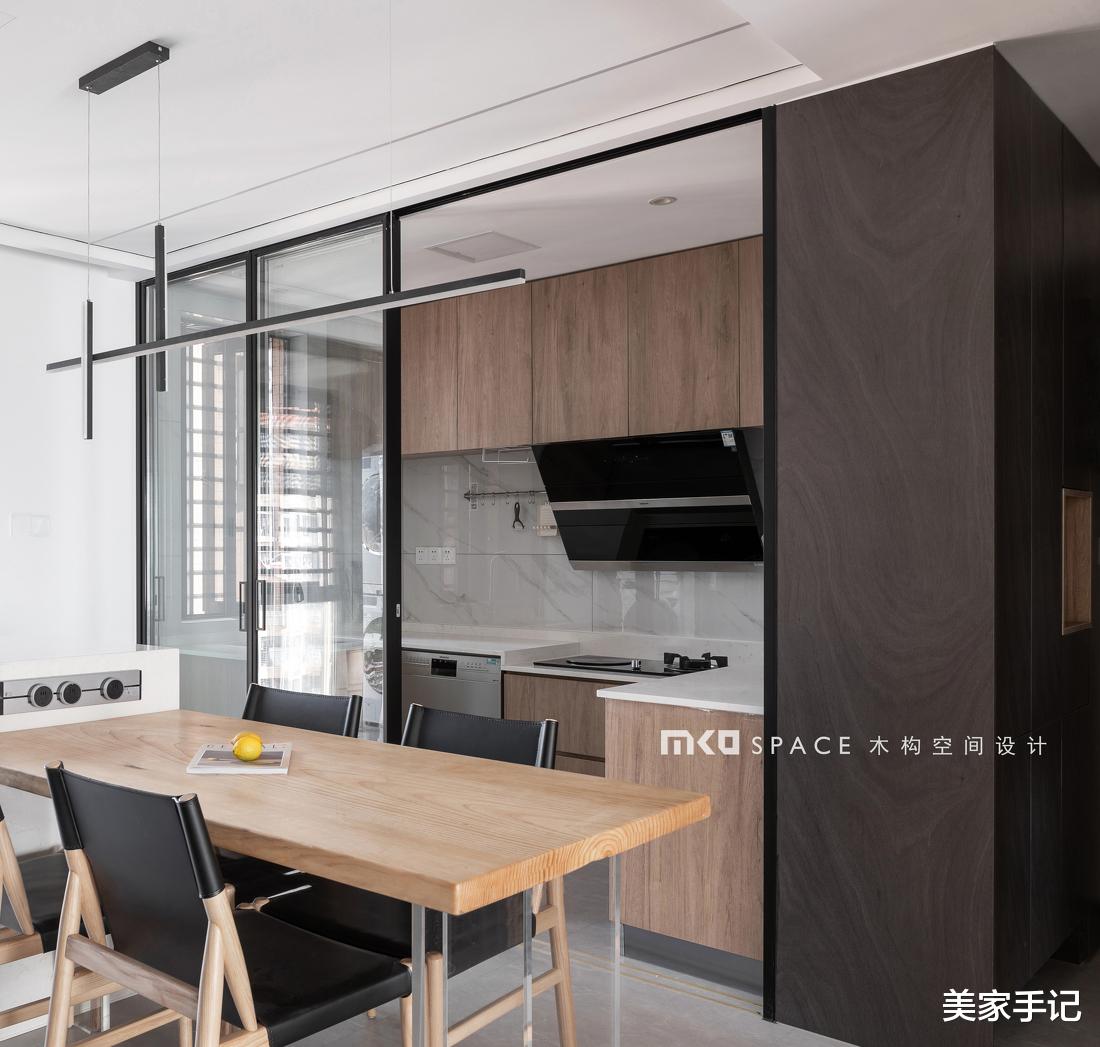 福建夫妇107㎡的家火了，仅凭一个客厅就圈粉无数，空间利用率超高