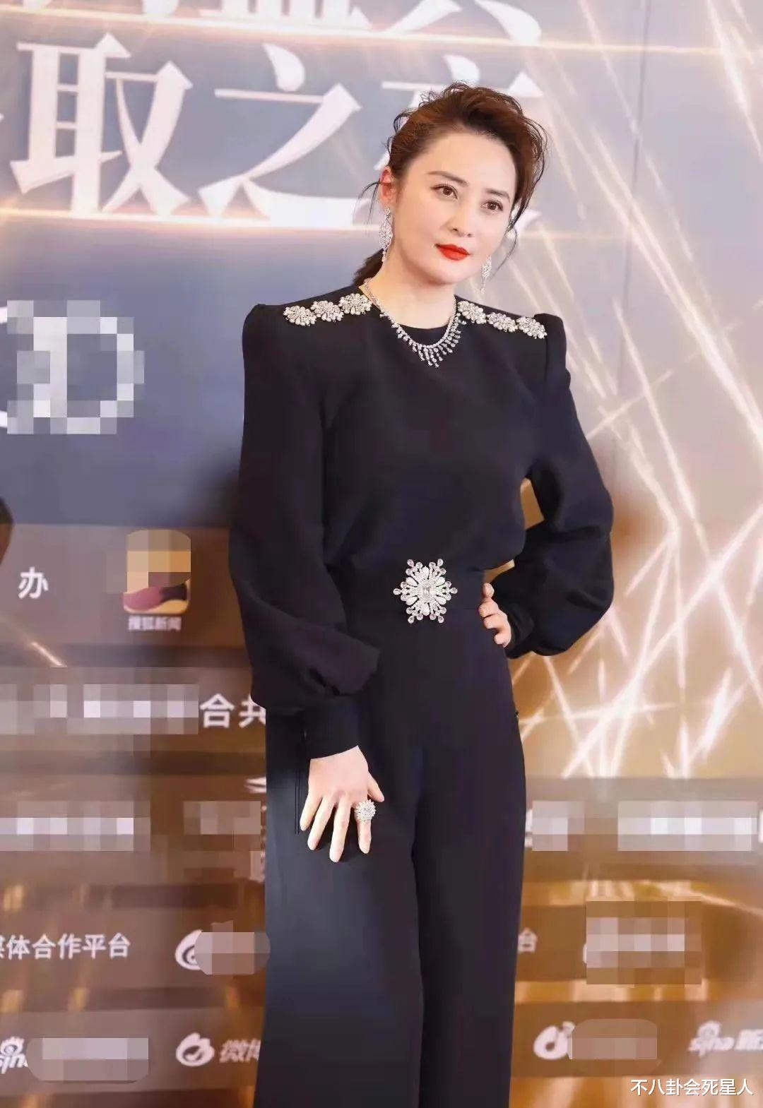 阿娇|最新红毯来了！baby似大头娃娃，阿娇臃肿成妇人，娄艺潇最美