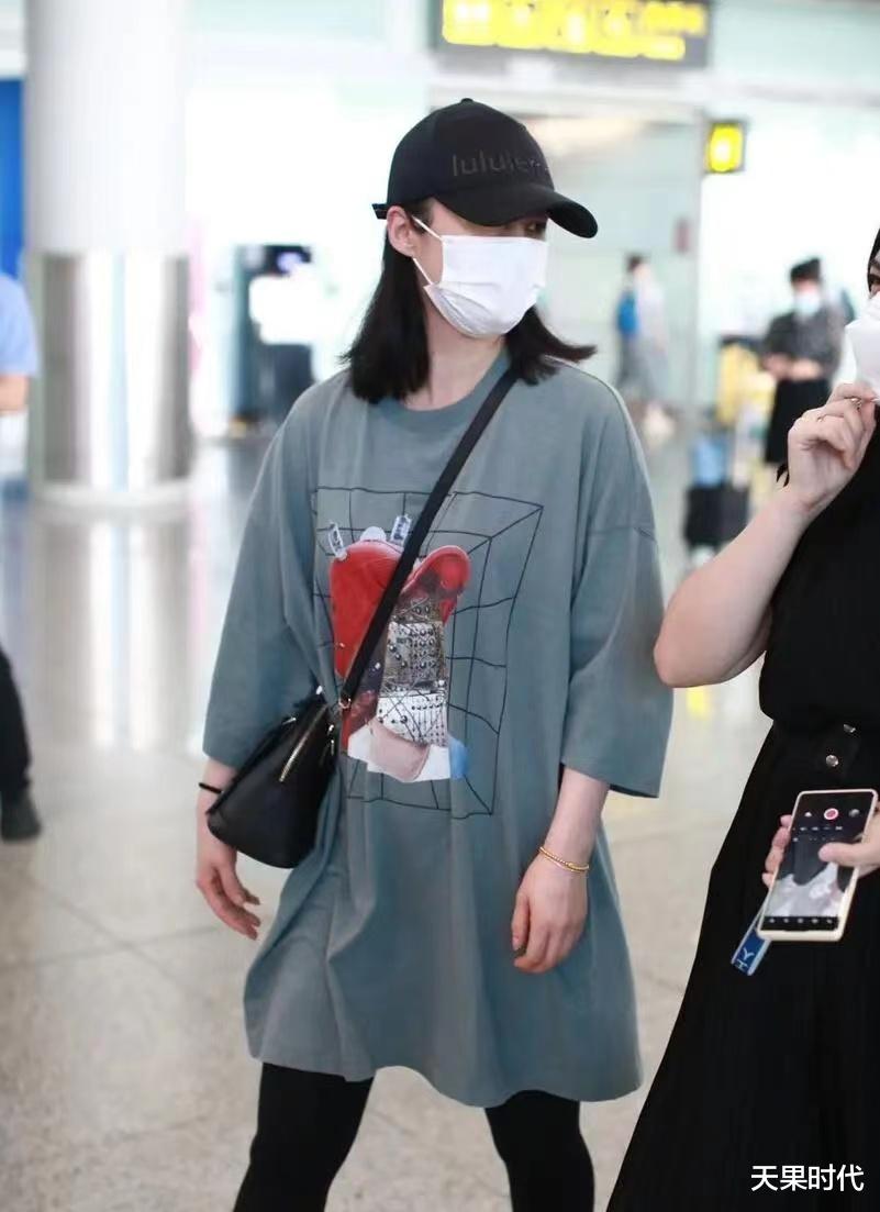 穿衣搭配|蒋勤勤真没明星架子，“孕妇”式打扮亮相机场，脚踩拖鞋超接地气
