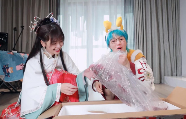 bilibili|王冰冰联动B站党妹，冰冰首次挑战汉服，弹幕都在刷awsl