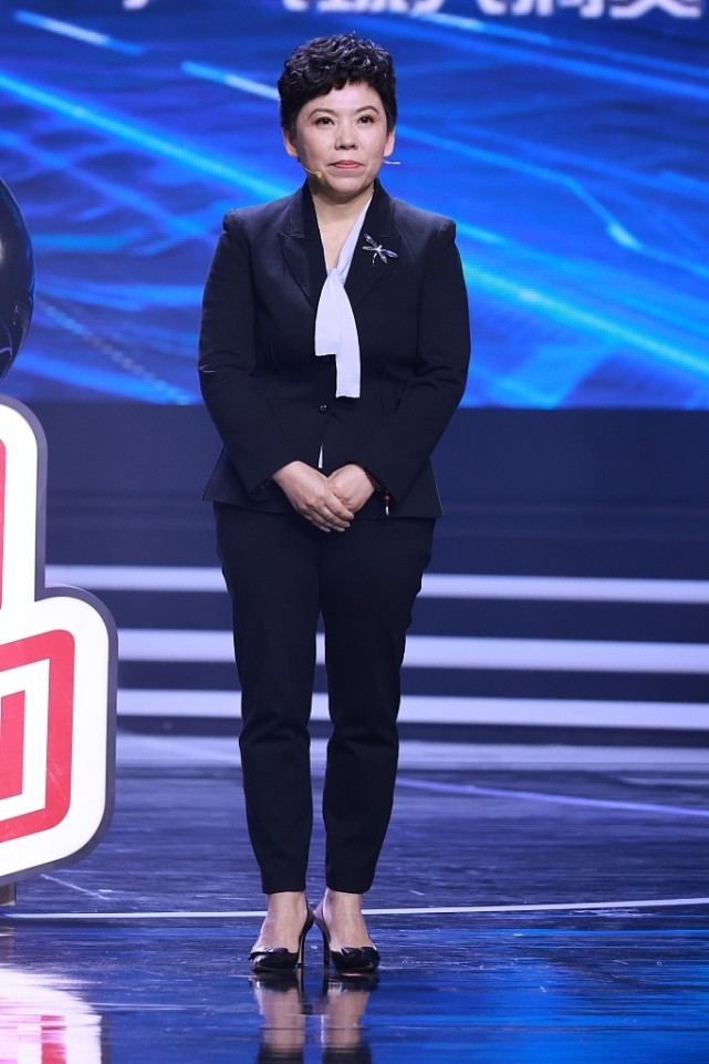 白小白的衣橱|前乒乓球手邓亚萍笑起来挺和蔼，但穿西装气场真强，有冠军范儿了