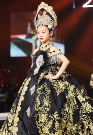 贾云馨|8岁甜馨形体课被偷拍，走路超带风，注意到她长相：越来越好看了