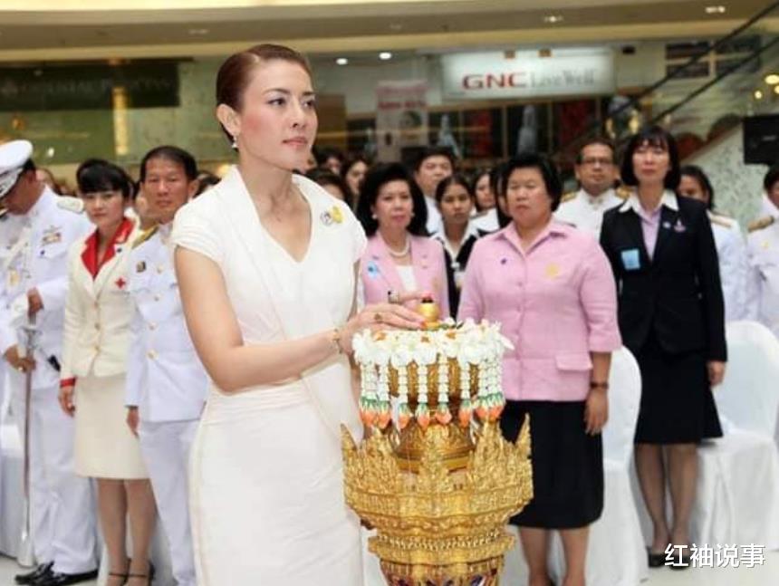 西拉米|西拉米新发型好惊艳,侧马尾造型活泼灵动,真不像刚生过提帮功