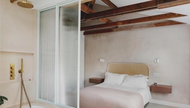 |卧室和洗漱台之间装浴缸，向上延伸玻璃做隔墙，套房设计大胆前卫