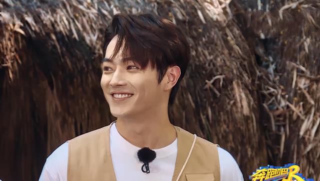 许凯|许凯和董思成张哲瀚站一起，三人身高差成焦点，还以为是眼花了