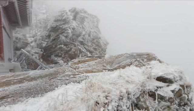 秦岭 陕西秦岭藏一山脉，刚到夏天突然下雪，让人猝不及防，游客也郁闷